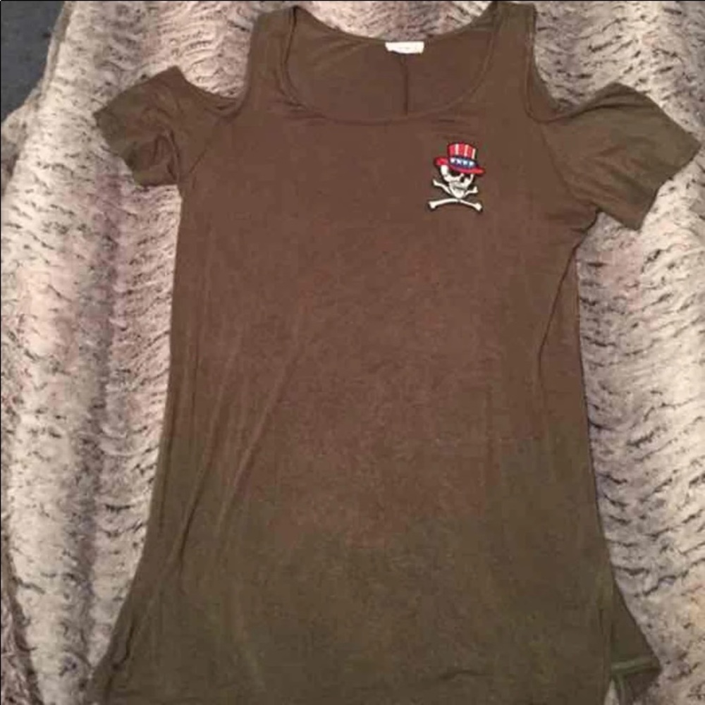 Cold shoulder skull top